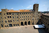 Volterra Piazza dei Priori - Palazzo Pretorio, costruito unificando diverse case e case torri.